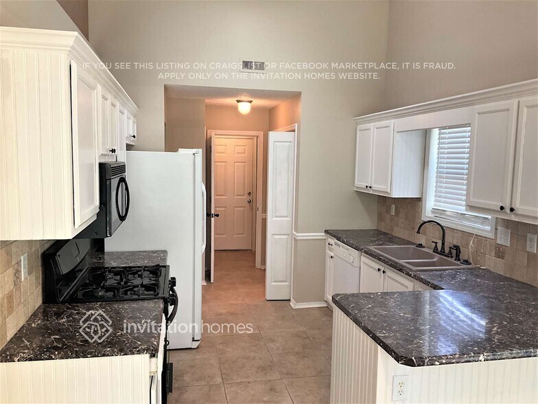 Building Photo - 905 Castlerock Way
