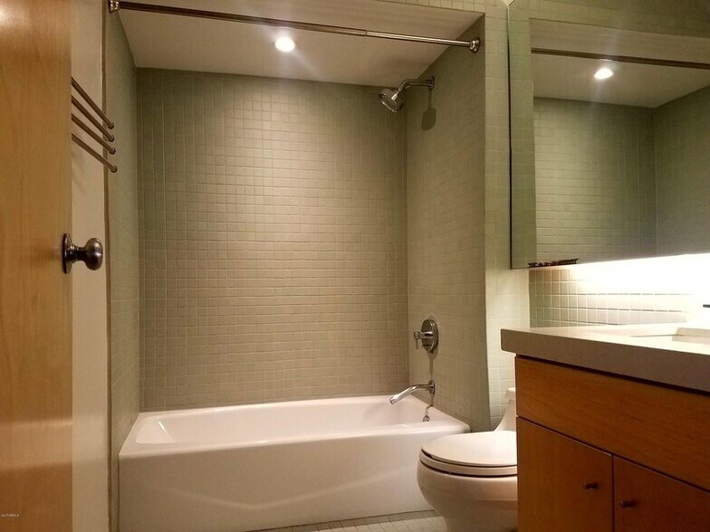 Building Photo - 525 E Willetta St