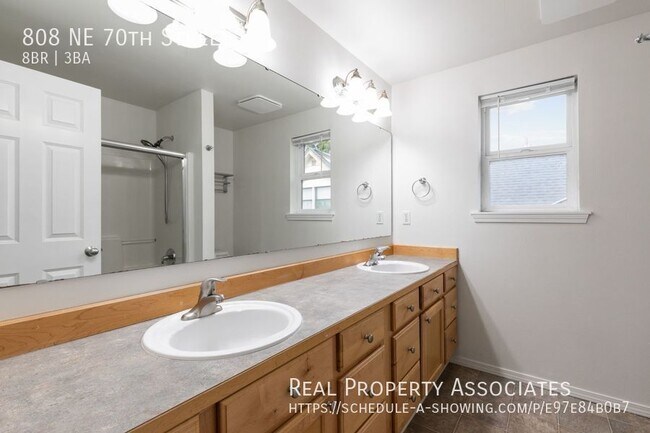 Building Photo - 808 NE 70th St