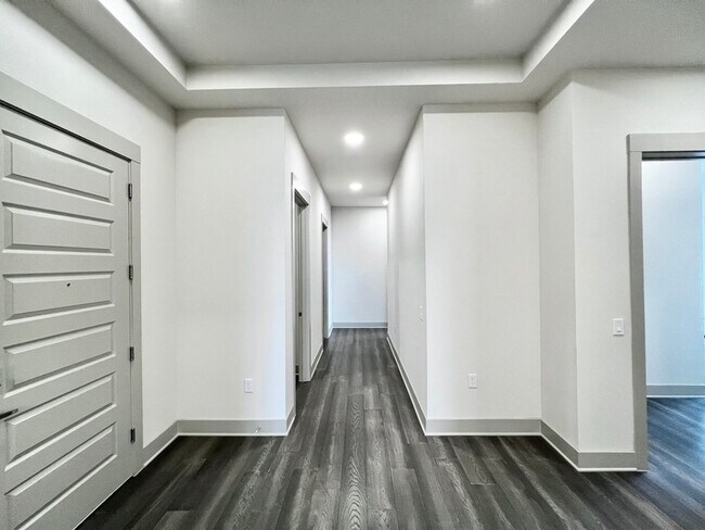 Building Photo - 3330 Oak Grove Ave