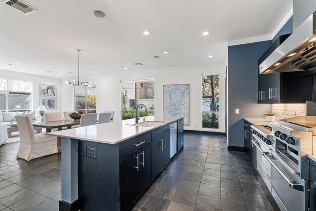 Building Photo - 162 Vieux Carre Dr