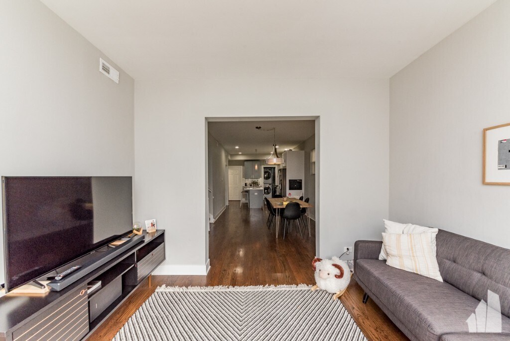 Building Photo - 3570 W Dickens Ave