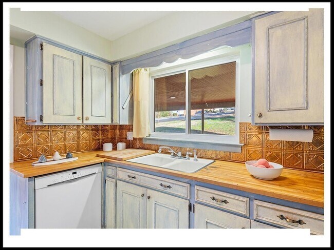 Building Photo - 112 E Lawson St