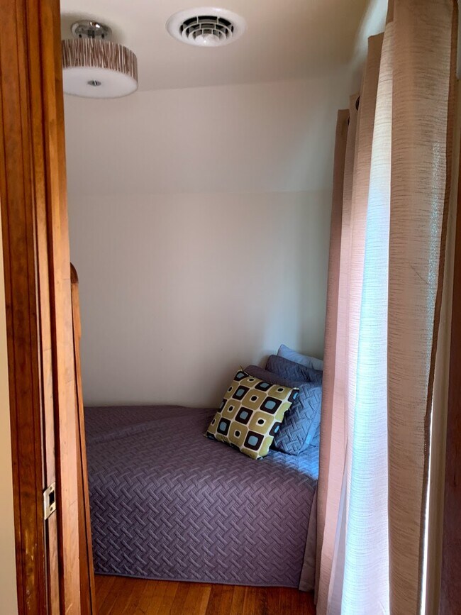 Bonus Room - Tiny bedroom or office - 39 Congress St
