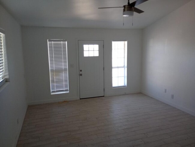 Building Photo - 2 bedroom in Eloy AZ 85131