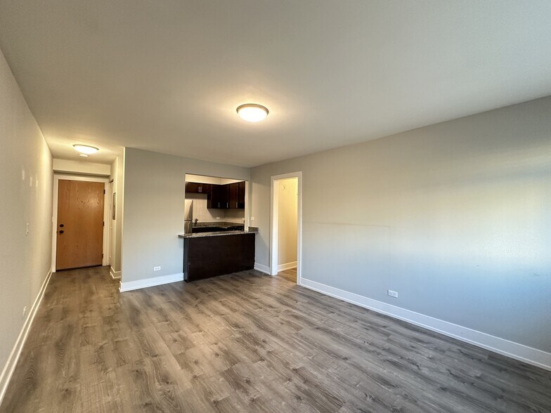 Building Photo - 533 W Surf St