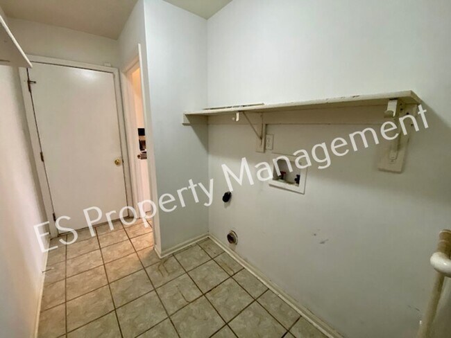 Building Photo - Wonderful 3 Bedroom 2 Bathroom Ranch Style...