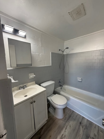 Building Photo - 314 7th Ave NE