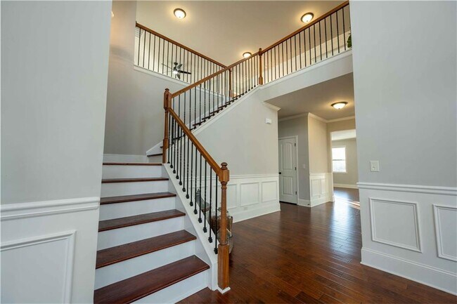 Building Photo - 5875 Chestnut Dr