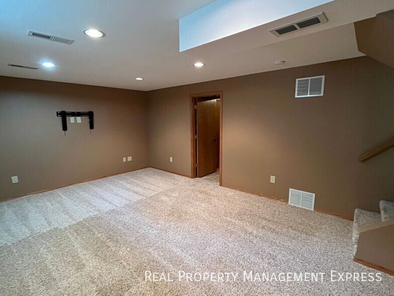 Building Photo - 3 BED 2 BATH HOME NEAR MORNINGSIDE PARK