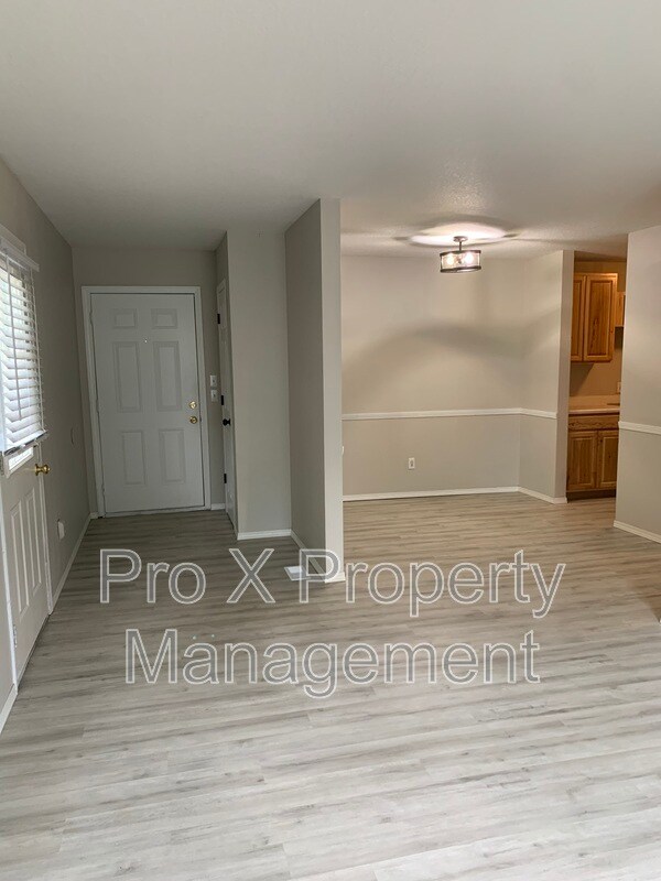 Building Photo - 3802 College View Dr