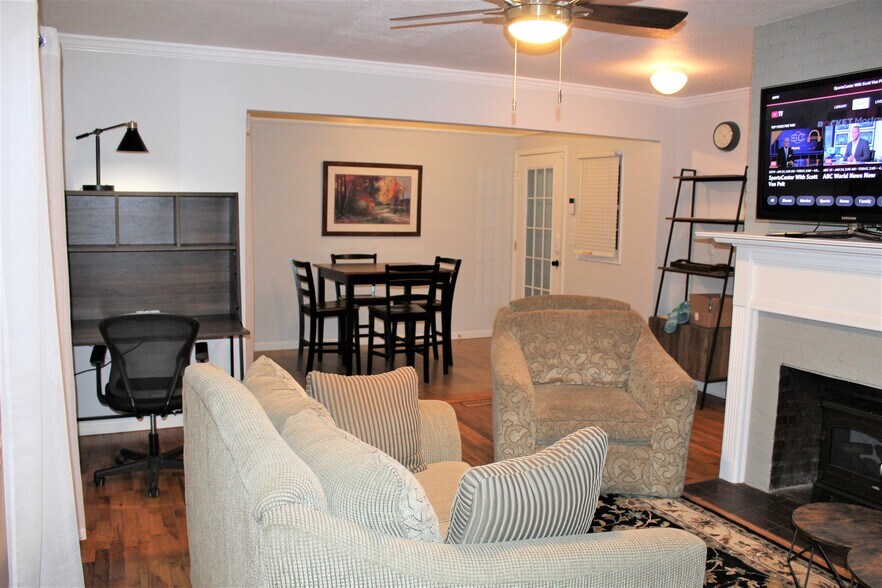 Living room / dining room - 28 White Pine Dr