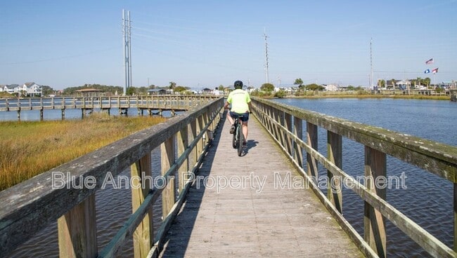 Building Photo - 1015 Course Ln