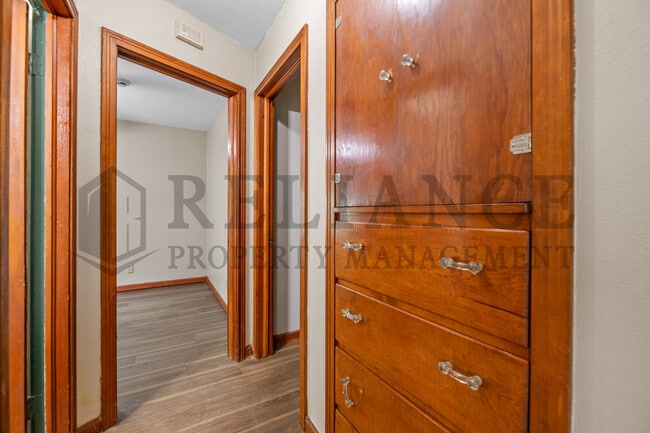 Building Photo - 636 S Clifton Ave