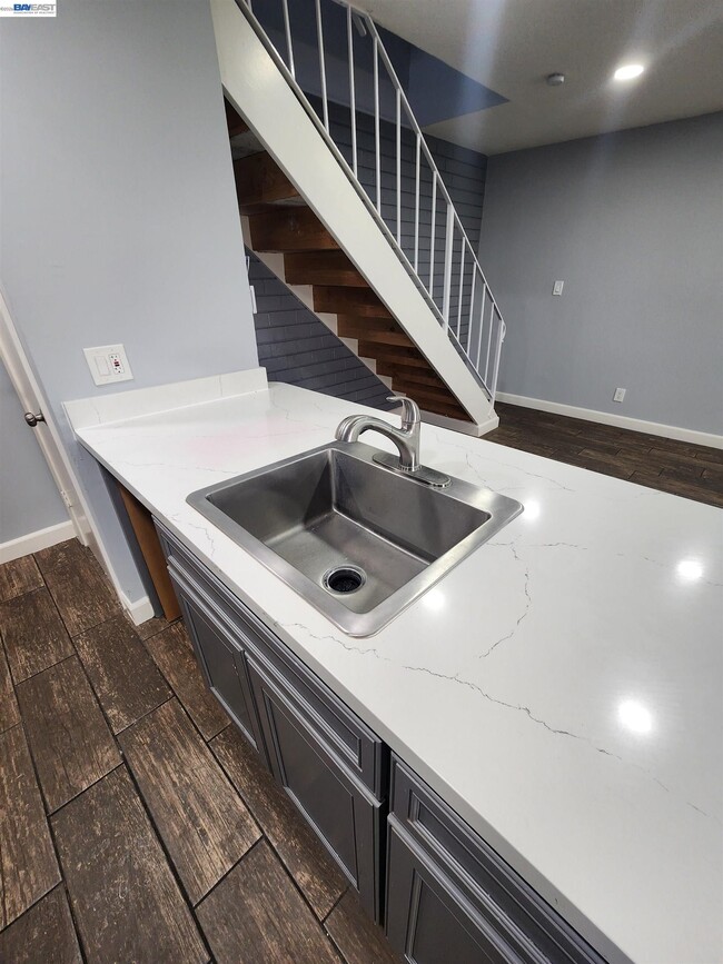 Building Photo - 4985 N Holt Ave