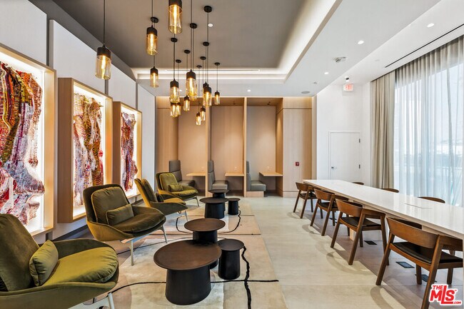 Building Photo - 2455 Overland Ave