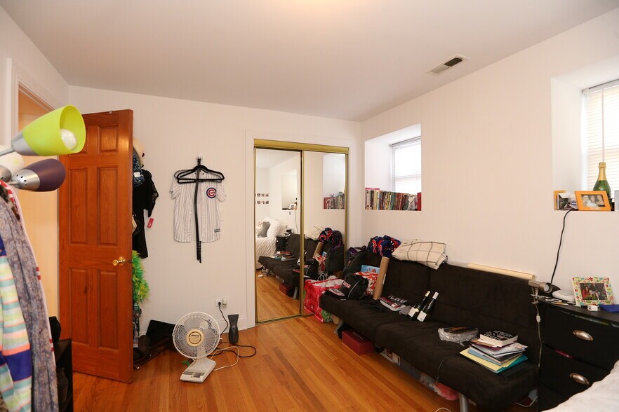 Building Photo - 922 W Addison St