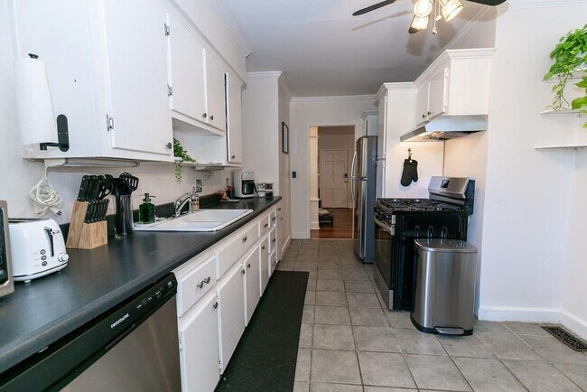 Building Photo - 936 East Lake Dr