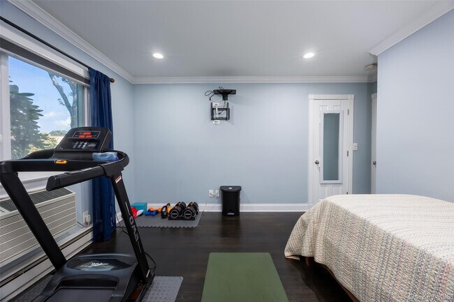 Building Photo - 40 W 4th St