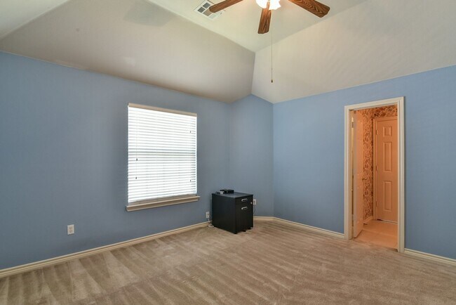Building Photo - Large Mansfield High Home Centrally Located