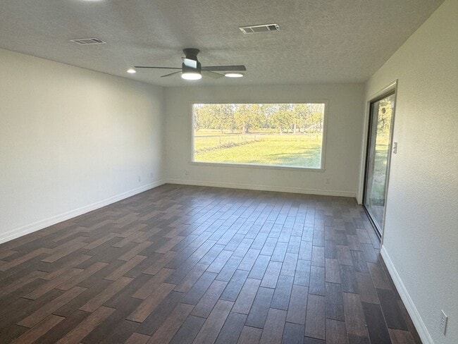 Building Photo - 310 W Pineshadows Dr