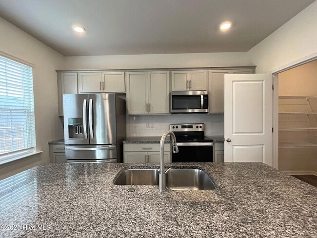 Building Photo - 275 Roberts Pl