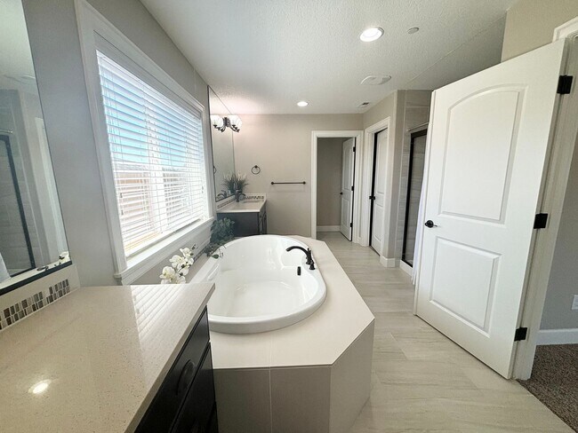 Building Photo - Beautiful 5 Bedroom with Den/Office and Large Bonus Room in Bethany Ridge!!!