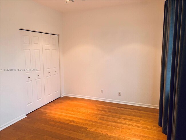 Building Photo - 4951 SW 38th Way