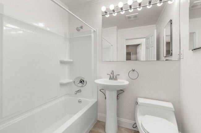 Building Photo - 2637 NE 138th Pl