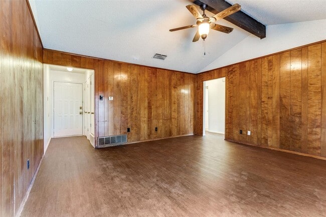 Building Photo - Watauga 3 bed / 2 bath home/ 2 car garage home for $1750.00/month