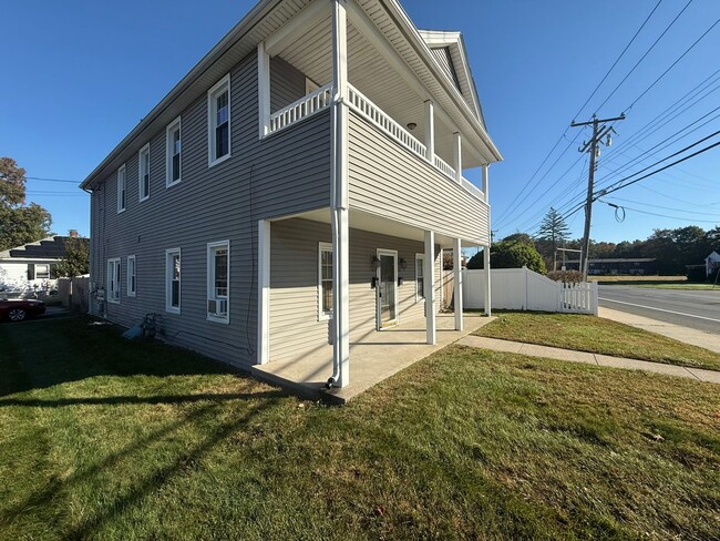 Building Photo - 565-567 East Street