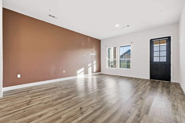 Building Photo - 1332 Square foot townhome in a beautiful community in Argyle, TX ready for lease.