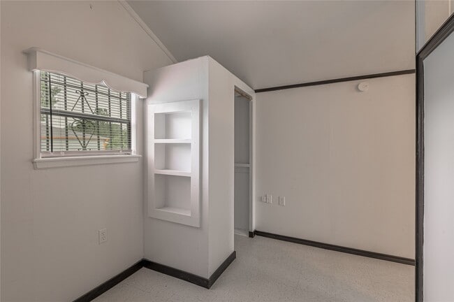 Building Photo - 128 Johnnie St