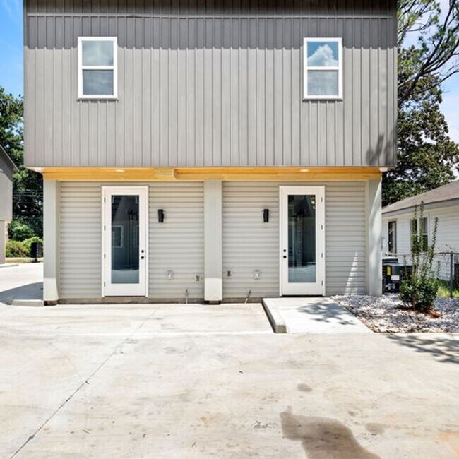 Building Photo - 305 Ella St