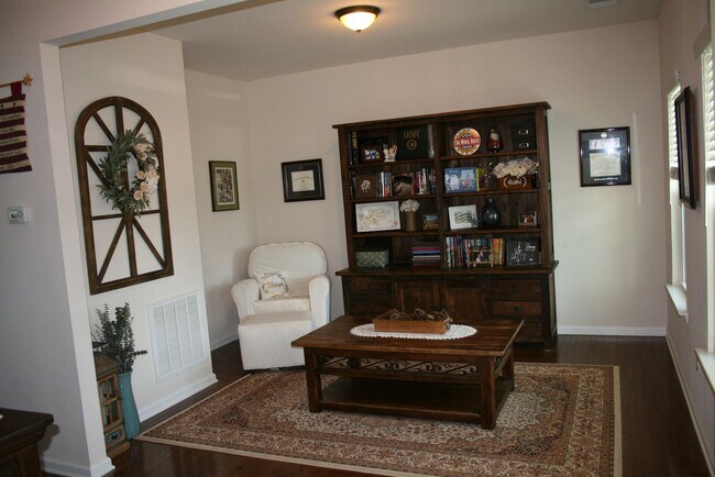 Building Photo - Large 4 bedroom home