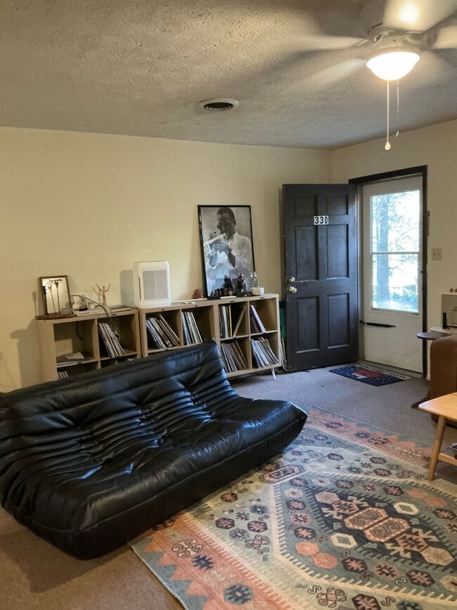 Building Photo - 2 bedroom 1 bath duplex is located off Whi...