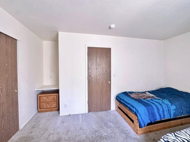 Building Photo - OAK RIDGE VILLAGE CONDO