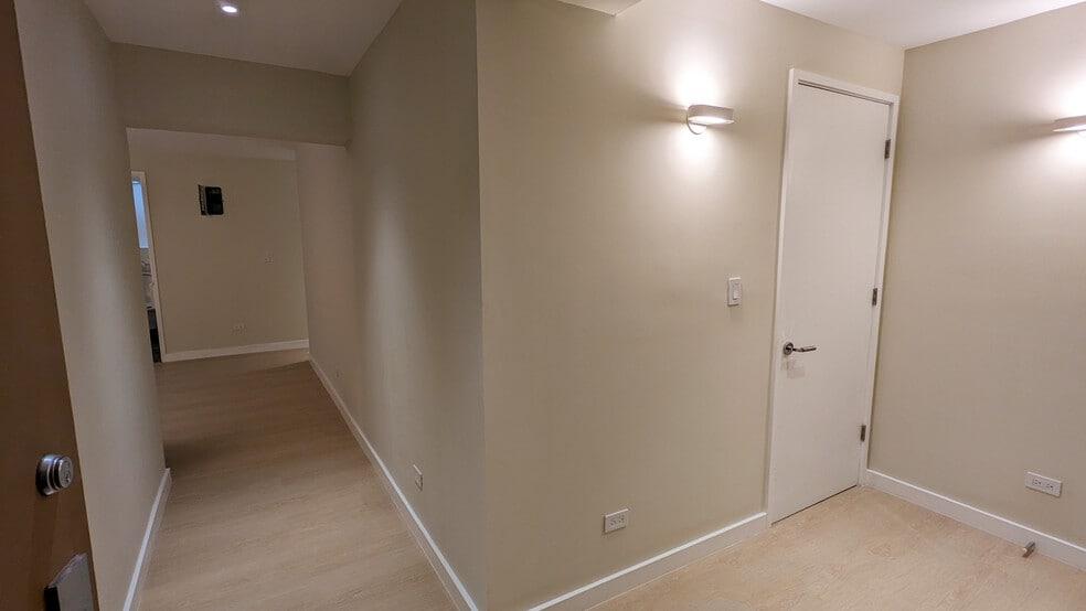 Building Photo - 420 E 64th St