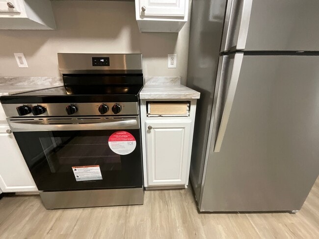 Building Photo - Ready to view! 3 bedroom, 2 bath Brick home in High Point near I-74