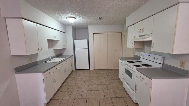 Building Photo - 2 bdrm, 1 1/2 bath home with fenced yard