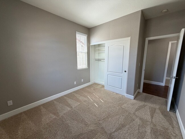 Building Photo - Luxurious 4 Bedroom 2.5 Bath Home.