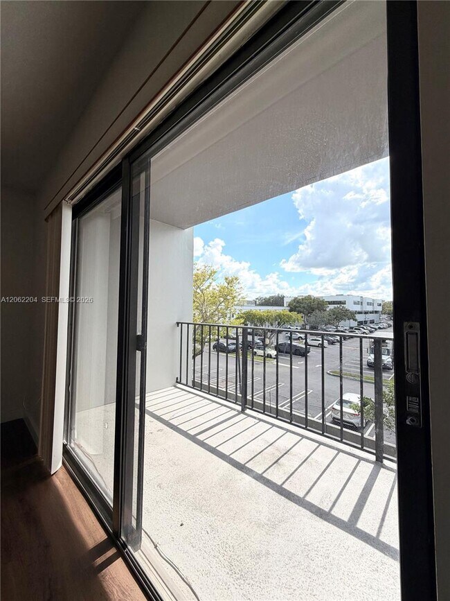Building Photo - 10431 N Kendall Dr