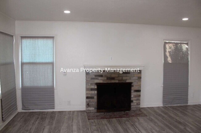 Building Photo - Fresno Mayfair District - 4 Bedroom Home  ...