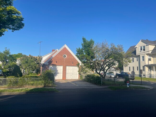 Building Photo - 95 Noble St