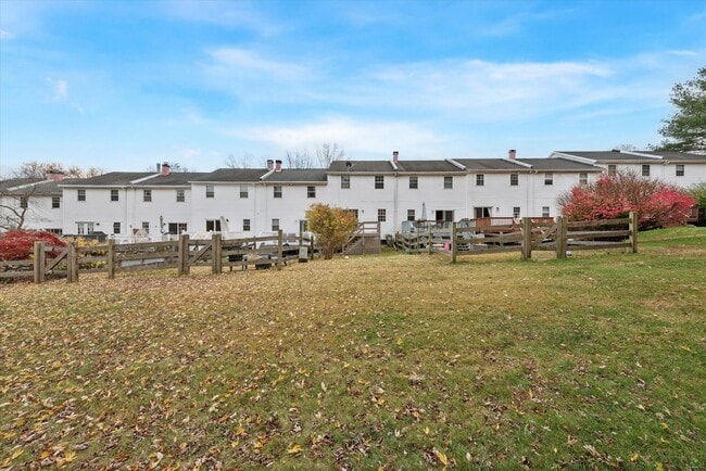 Building Photo - Available Now – Beautifully Updated 3 Bedr...