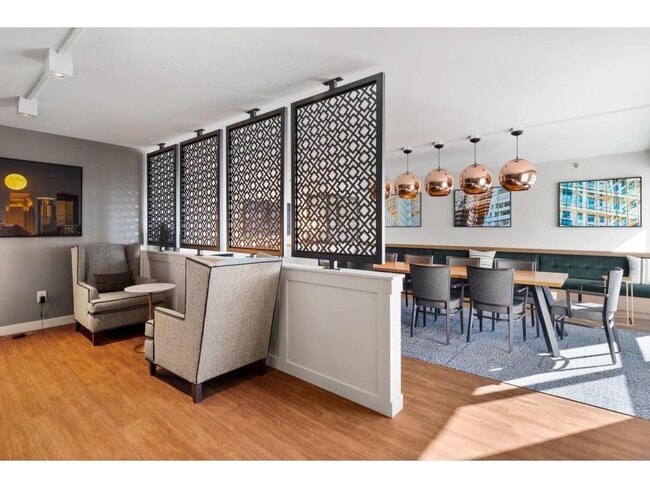 Building Photo - 433 S 7th St