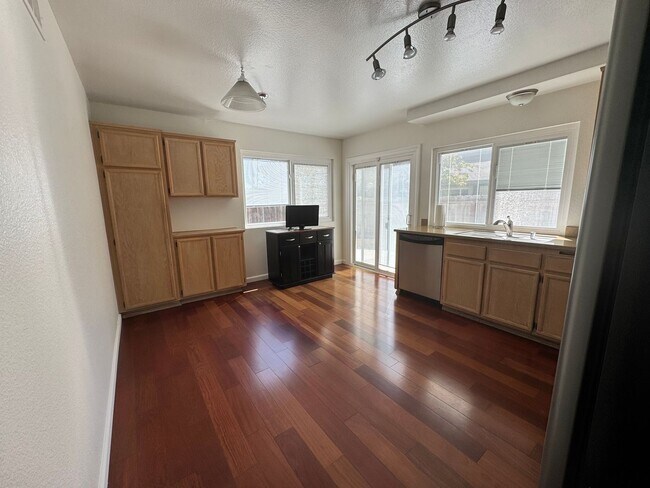 Building Photo - Beautiful bright townhome in Tierrasanta