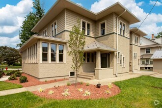 Building Photo - Three Bedroom Condo