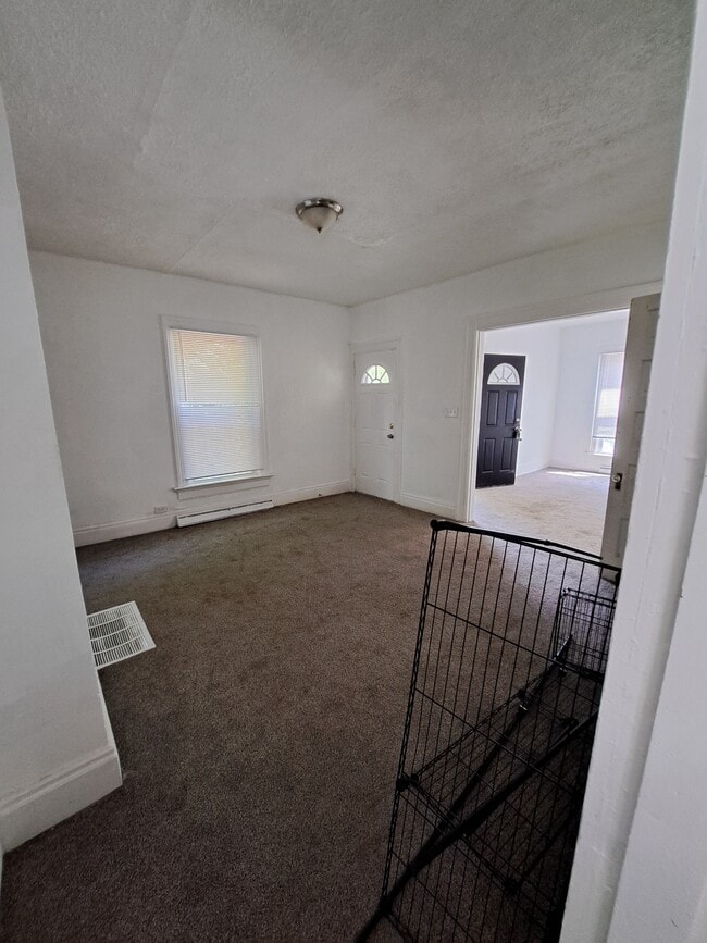 Building Photo - 511 Parrot St