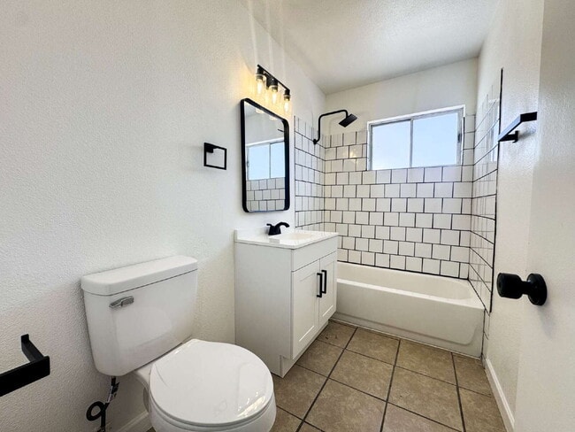 Building Photo - Cozy 3-Bed Oasis in Yuma's Heart